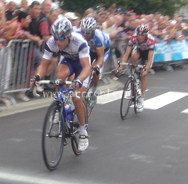 Kim Kirchen leads the chase behind the escaped Andy Schleck